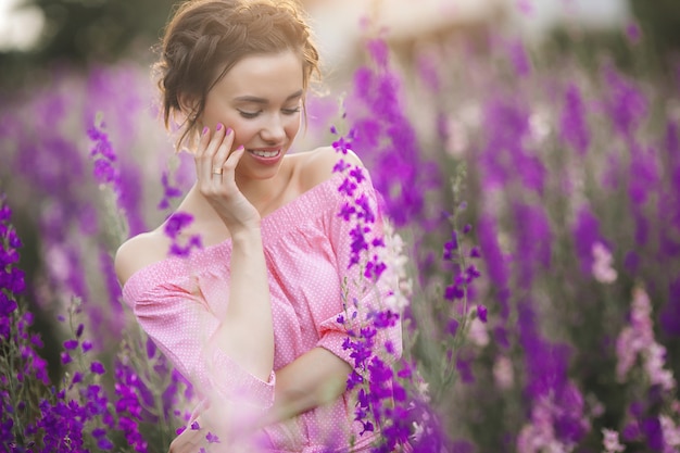 Muy hermosa mujer joven con flores. Cerrar retrato de mujer atractiva