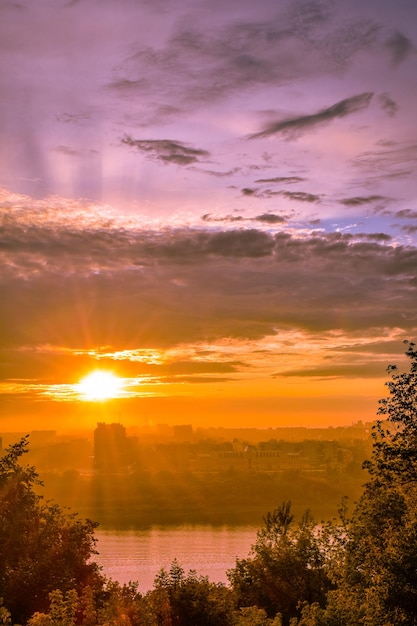 Muy hermosa puesta de sol en la ciudad.