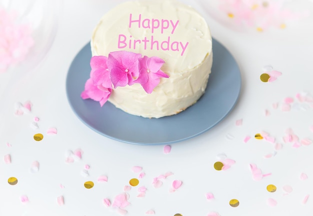 Muy hermoso pastel bento blanco pequeño decorado con flores frescas de hortensias rosas Letras de feliz cumpleaños