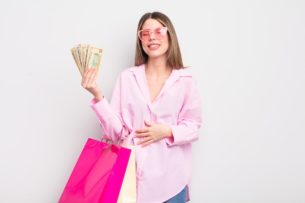 muy joven con bolsas de la compra