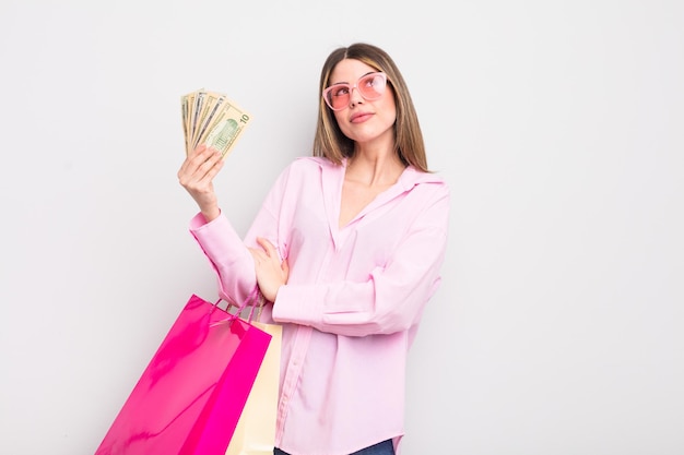 muy joven con bolsas de la compra