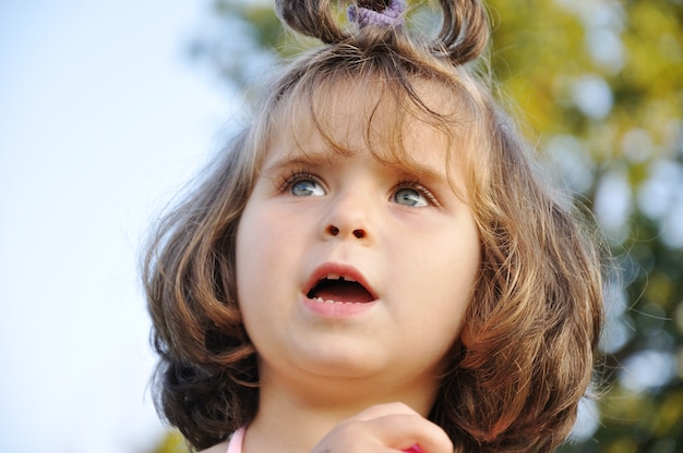 Muy linda muy pequeña niña al aire libre