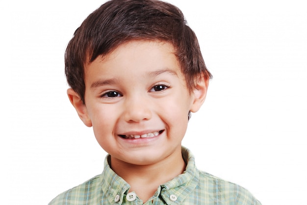 Muy lindo chico guapo con sonrisa en la cara, aislado