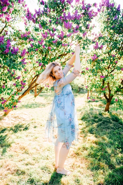 Foto muy sonriente chica rubia posando en el parque soleado