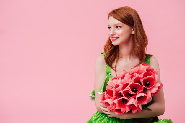 Muy sonriente mujer con ramo de flores