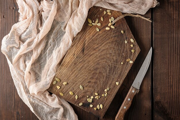 Muy vieja tabla de cortar de madera marrón vacía y servilleta de cocina