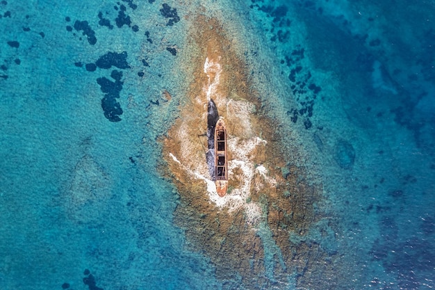 MV Demetrios II carguero naufragio en los arrecifes de coral entre las olas del mar Paphos Chipre