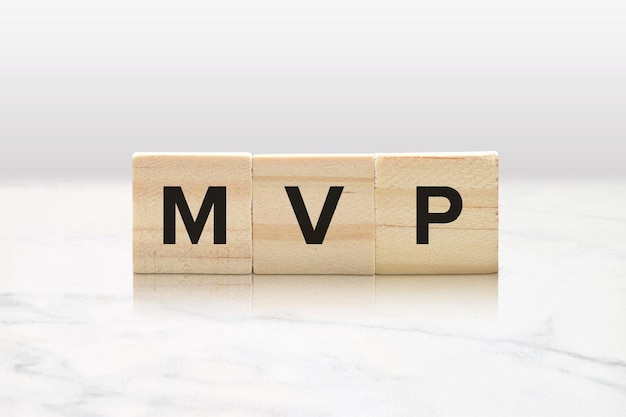 MVP en bloques de madera Persona o jugador más valioso Concepto deportivo y empresarial