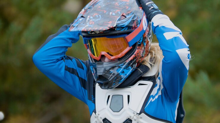 Foto mx moto girl en un casco cross racing