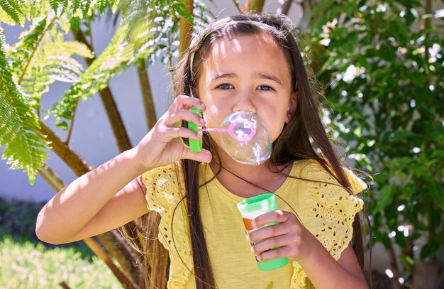 My bubbles trae toda la diversión al jardín Foto de una adorable niña haciendo burbujas afuera