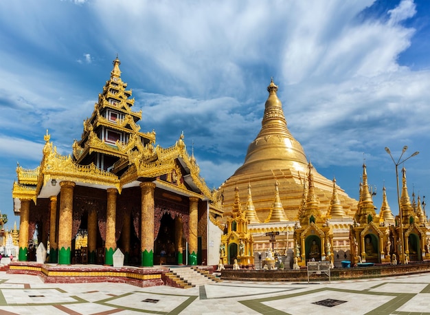 Myanmar famoso lugar sagrado e atração turística marco Shwedagon Paya pagoda Yangon Myanmar