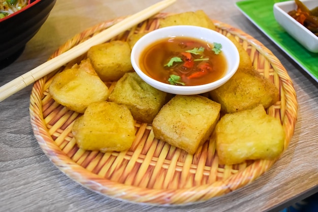 Myanmar o comida callejera birmana llamada receta de tofu frito