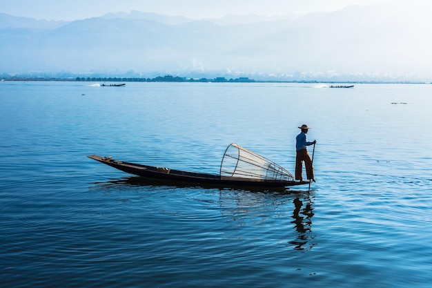 Myanmar Reiseattraktion Wahrzeichen Traditioneller burmesischer Fischer am Inle-See Myanmar berühmt für seinen unverwechselbaren einbeinigen Ruderstil