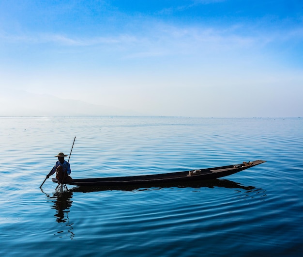 Myanmar viaje atracción hito tradicional pescador birmano en el lago Inle Myanmar famoso por su distintivo estilo de remo de una pierna