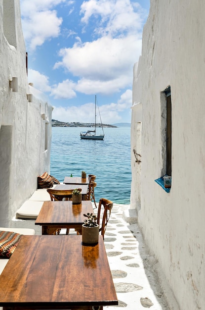 Myconos, tiro vertical de las casas blancas con sus calles empedradas, en las Cícladas, Grecia.