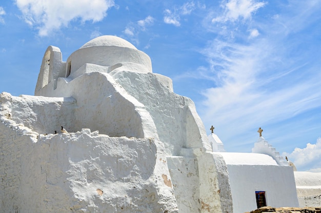 Mykonos, Blick auf die weißen Häuser mit ihren Kopfsteinpflasterstraßen. Gewaschen von der südlichen Ägäis, Kykladen.