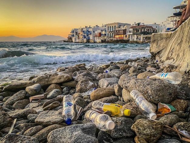 Mykonos Grecia 15 de agosto de 2021 Contaminación de los turistas en primer plano Casas delanteras Vista en la pequeña Venecia Isla de Mykonos Grecia