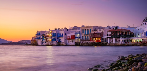 Mykonos Grécia Vista de uma casa tradicional em Mykonos A área de Little Venice Seascape durante o pôr do sol Beira-mar e praia Foto para viagens e férias