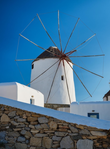Mykonos Griechenland Traditionelle Windmühlen Das Symbol von Mykonos zur Tageszeit Landschaft mit traditionellen Windmühlen Foto für Reise und Urlaub