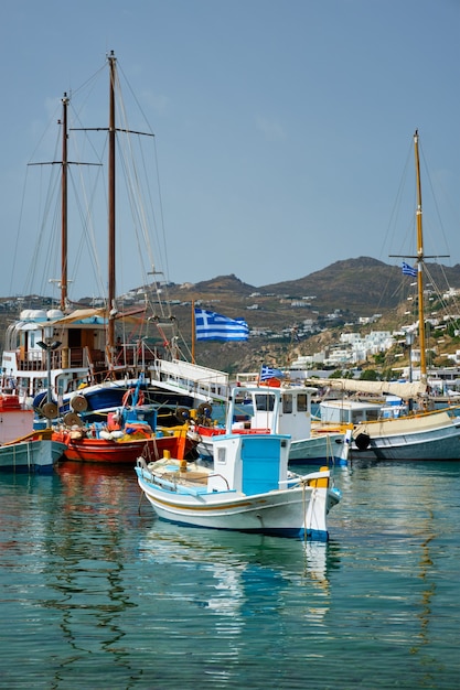 Mykonos Hafen mit Fischerbooten und Yachten und Schiffen Griechenland