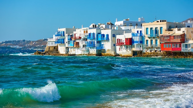 Mykonos na grécia. pequena veneza à beira-mar