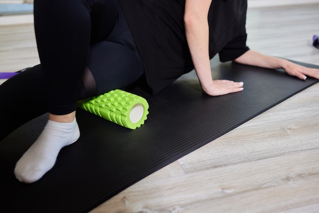 Myofaszielle Freilassung Massage der Faszien-Kiefermuskeln mit myofaszieller Rolle Fitness Selbstpflege Gesundheit smart