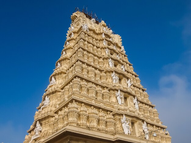 Foto mysore, india vista del templo de sri chamundeshwari ubicado en las colinas de chamundi cerca de mysore