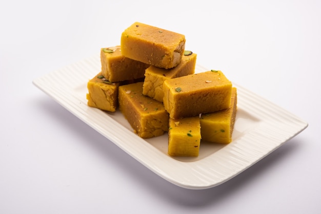 Mysore pak é um doce indiano preparado com ghee. É originado na cidade de Mysuru