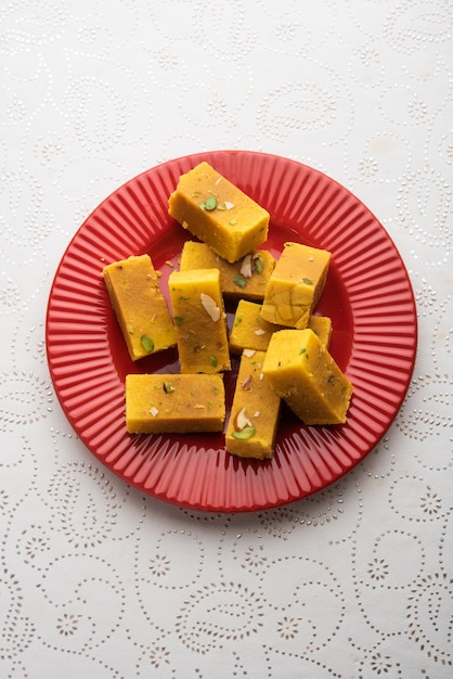 Mysore pak é um doce indiano preparado com ghee. É originado na cidade de Mysuru