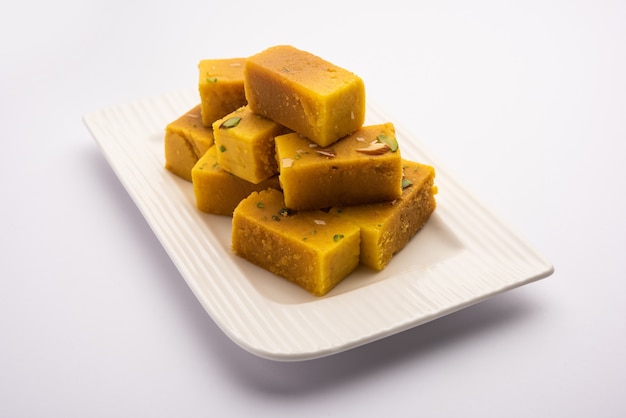 Mysore pak es un dulce indio preparado en manteca. Se originó en la ciudad de Mysuru.