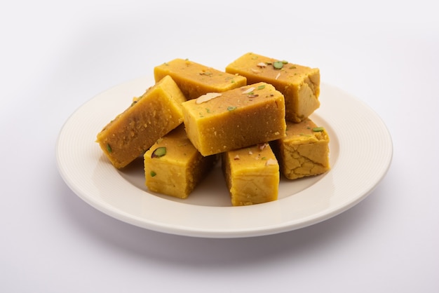 Mysore Pak ist eine indische Süßigkeit, die in Ghee zubereitet wird. Es entstand in der Stadt Mysuru