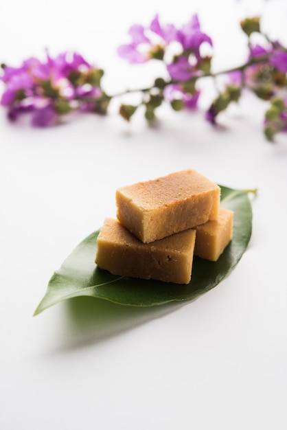 Mysore pak o Mysuru Paaka es un pastel del sur de la India como dulce