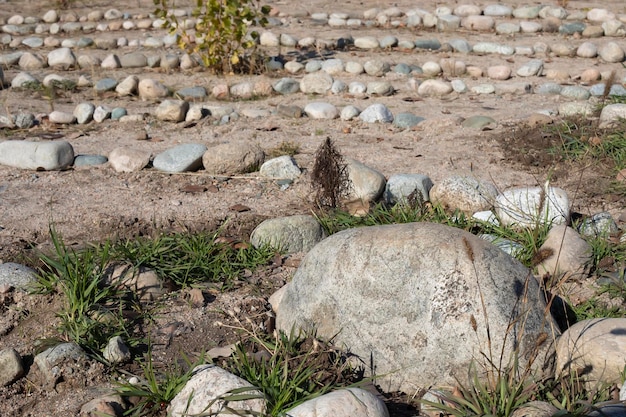 Mysteriöse Steinkreise Steine, die in Form eines Kreises auf dem Boden ausgelegt sind