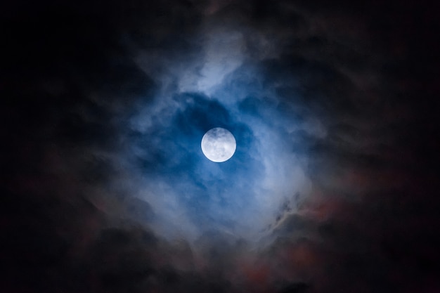 Mysteriöser dunkler Nachthimmel mit Vollmond und Wolke, dunkler Weltraummond und Mitternachts-Halloween-Konzept