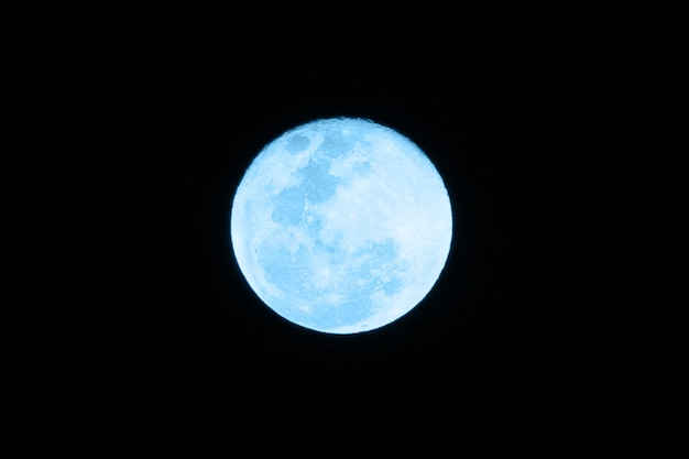 Mystischer Himmel Hintergrund mit großen Vollmond.