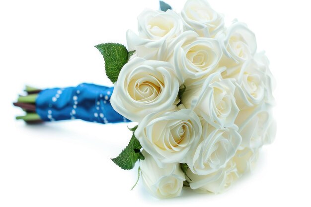 Foto n buquê de noiva de rosa branca em cores brilhantes com alça azul isolada em branco