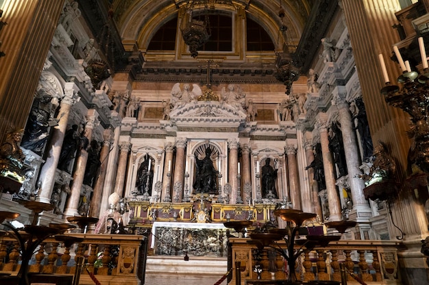 NÁPOLES, ITÁLIA - 1º DE FEVEREIRO DE 2020 - igreja de saint ciro na rua da cidade velha