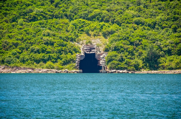 Na baía de boka-kotorsky, em frente à cidade de herceg novi, há uma base militar secreta.