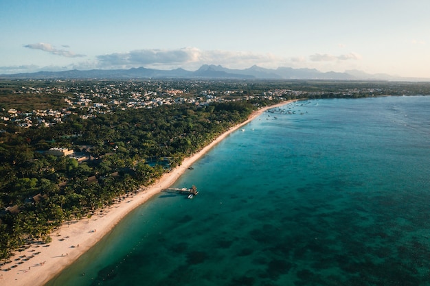 Na bela praia da ilha Maurícia ao longo da costa. Tiro de uma vista aérea da ilha Maurícia.