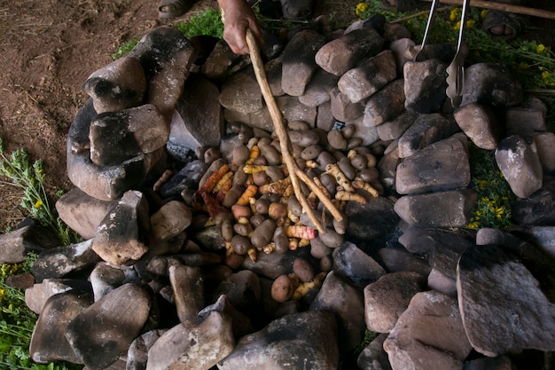 Na cerimônia da pachamanca, diversas carnes e vegetais são cozidos em pedras quentes.