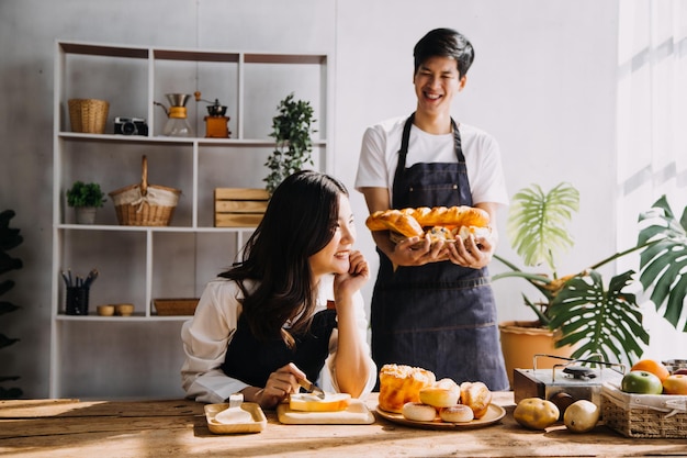 Na cozinha Casal perfeitamente feliz Preparando comida saudável Muitos vegetais Homem Faz malabarismo com frutas Faz a namorada rir Pessoas adoráveis se divertem