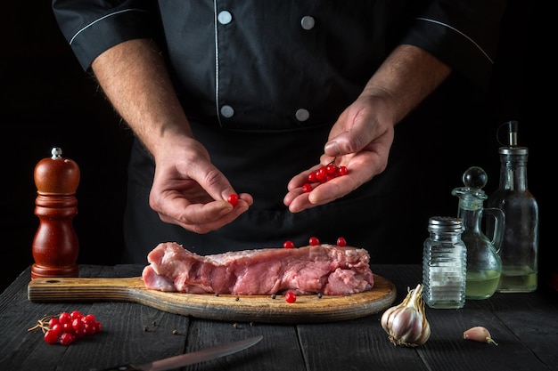 Na cozinha do restaurante, o chef prepara a carne de vitela crua