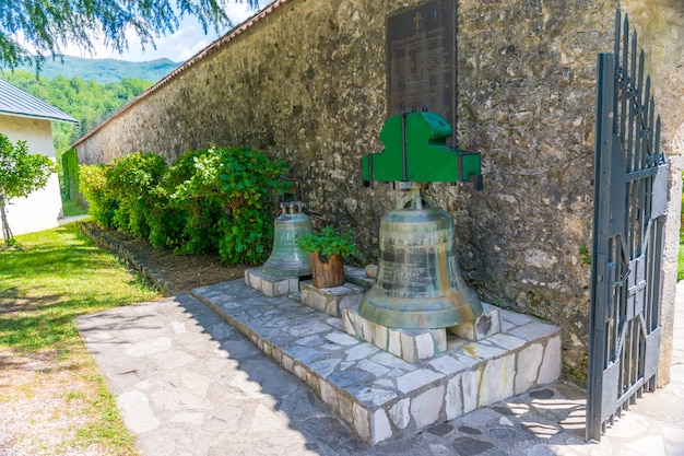 Na entrada do mosteiro de Morocha, há sinos antigos.