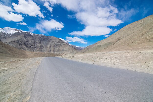 Na estrada na paisagem de Leh Ladakh. Passagem de Khardung La