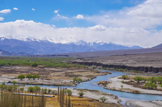 Na estrada na paisagem de leh ladakh