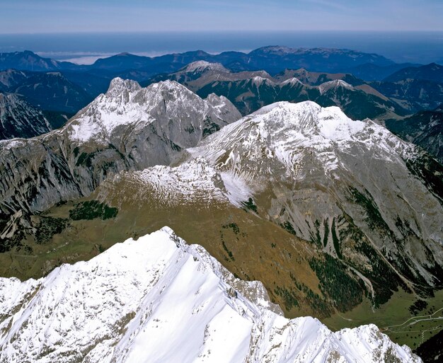 Na frente Spritzkarspitze à direita Engalm e Gamsjoch à esquerda Falkengruppe Karwendel Tirol Áustria