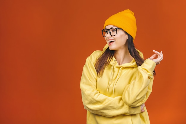 Na moda bela jovem caucasiana aluna vestindo roupas elegantes