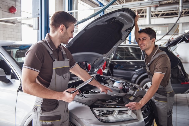 Na oficina de automóveis.