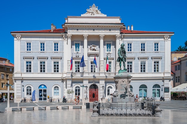 Foto na praça tartini palácio de piran