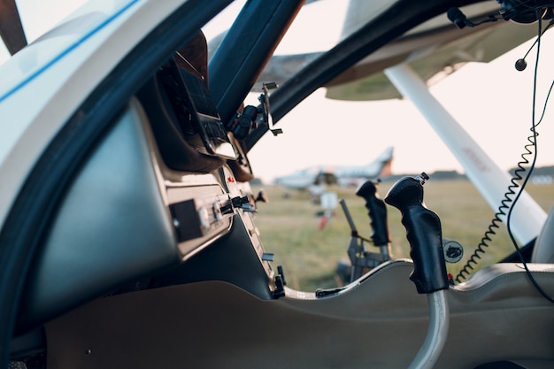 Na Rússia, Moscou - 1 de agosto de 2020: Vista do cockpit de um pequeno avião a motor privado.